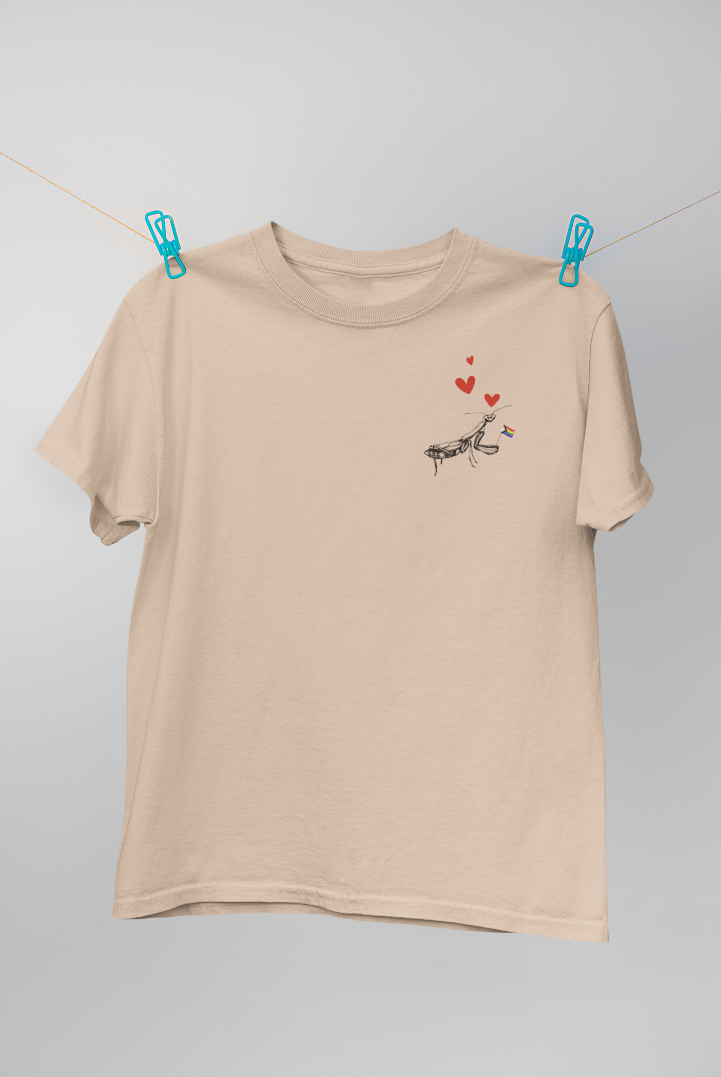 queer mantis love - graphic tee